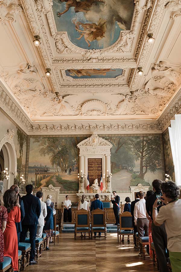 Vue d’ensemble d’un mariage civil dans la salle de cérémonie de la mairie d’Asnières-sur-Seine.